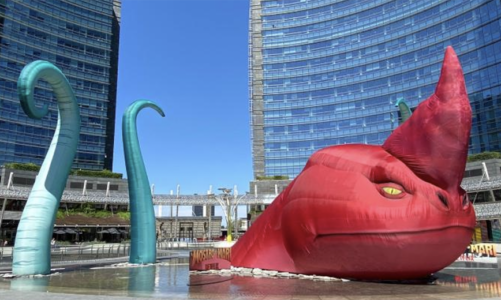 Il Mostro dei Mari, la mega installazione in piazza Gae Aulenti