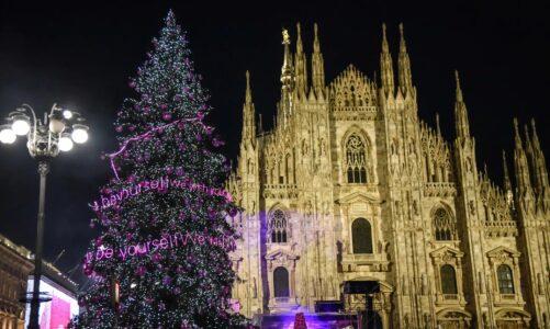 Un tour tra gli alberi di Natale di Milano