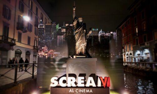 Scream VI: l’installazione della Statua della Libertà dedicata a Ghostface sui Navigli a Milano per celebrare l’uscita del nuovo film