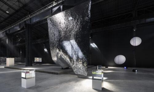 “Grand Bal”, la mostra retrospettiva dedicata ad Ann Veronica Janssens al Pirelli HangarBicocca