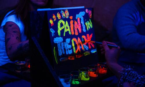 Un’esperienza artistica unica: Paint in the Dark Arriva a Milano