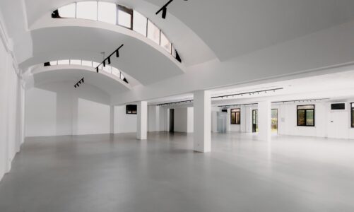 Vi portiamo da DOTS: il white cube che trasforma ogni idea in un’esperienza